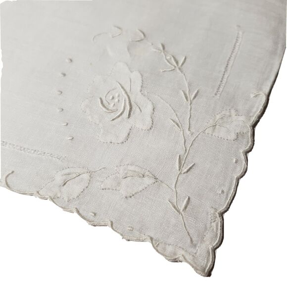 VINTAGE HANKIE WHITE FLORAL EMBROIDERY SCALLOPED EDGE HANDMADE POCKET SCARF - Picture 2 of 9